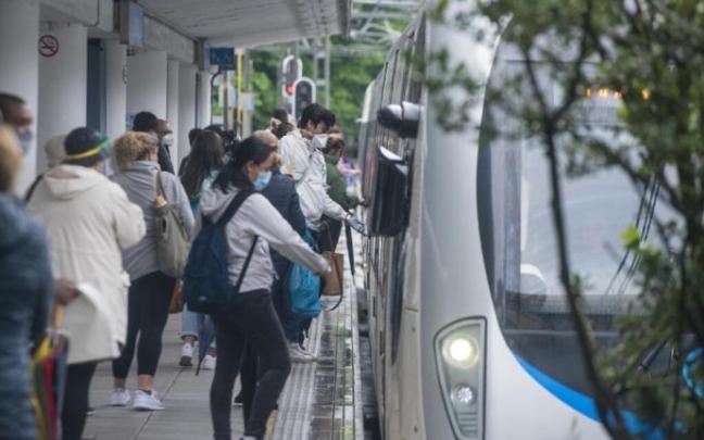 Personas en la estación del Topo de la calle Easo.
