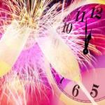 Fotomontaje con copas de cava y reloj para recrear la Nochevieja.