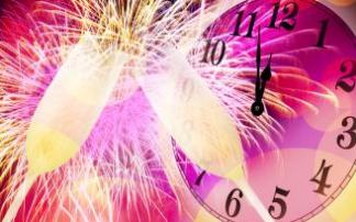 Fotomontaje con copas de cava y reloj para recrear la Nochevieja.