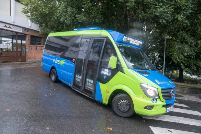 Un microbús junto a Montesol, en el último recorrido creado por Dbus