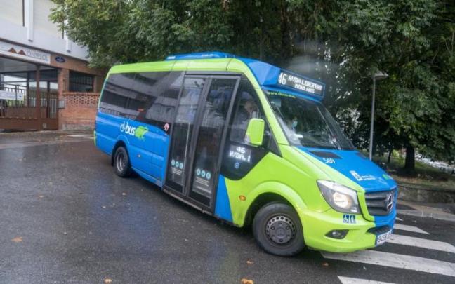 Un microbús junto a Montesol, en el último recorrido creado por Dbus