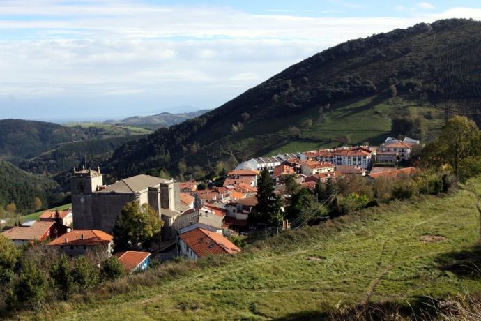 Vista del casco urbano de Itziar