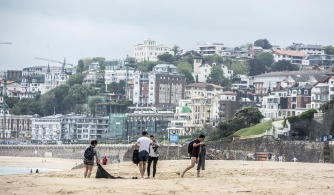 Un grupo de personas disfruta de la playa de Ondarreta en un día nublado