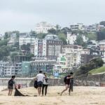 Un grupo de personas disfruta de la playa de Ondarreta en un día nublado