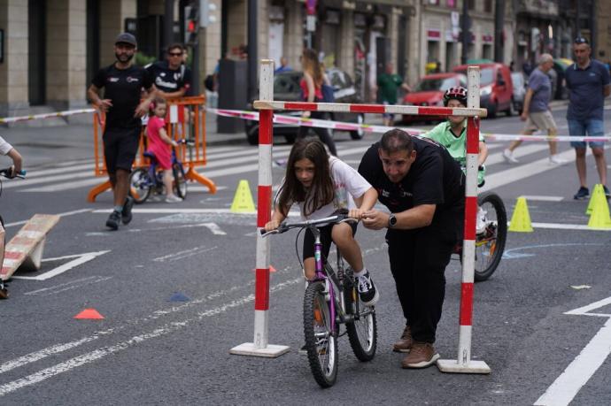 Una niña participa en la prueba de habilidades de El Arenal.