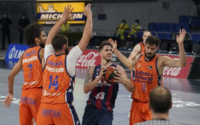 Polonara, rodeado de jugadores del Valencia durante el encuentro del miércoles