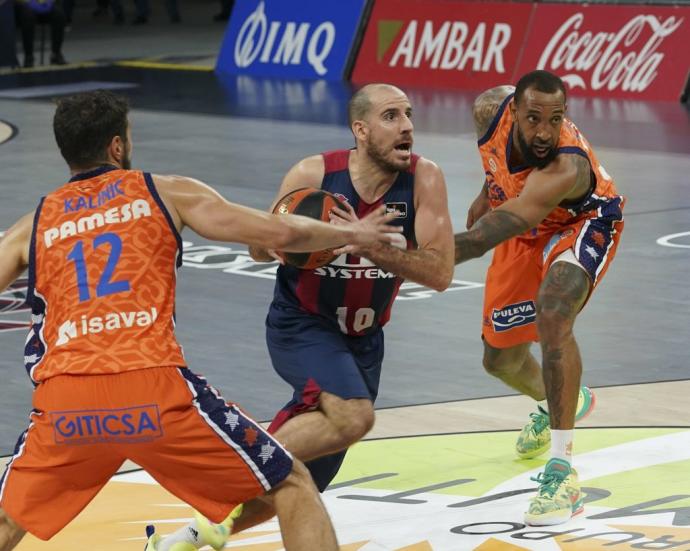 Williams intenta arrebatar un balón a Colom en el segundo partido.