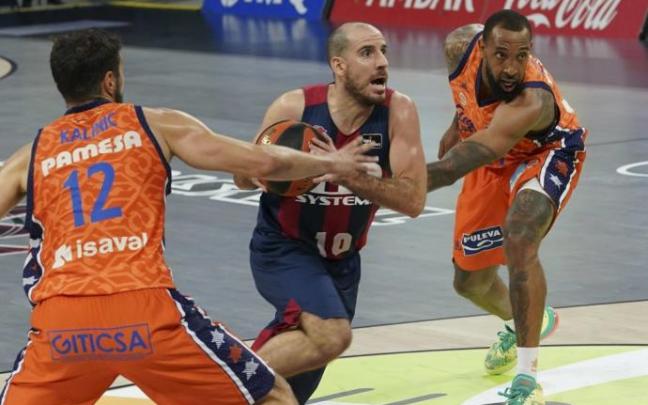 Williams intenta arrebatar un balón a Colom en el segundo partido.