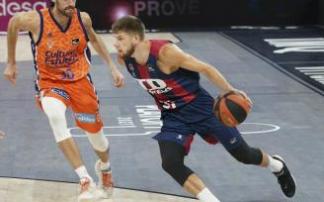 Giedraitis entra a canasta durante el duelo del miércoles. Foto: Alex Larretxi