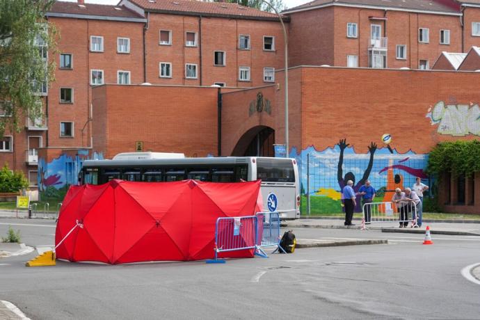 Lugar del accidente, con una lona tapando el cuerpo