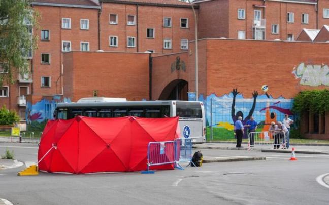 Lugar del accidente, con una lona tapando el cuerpo