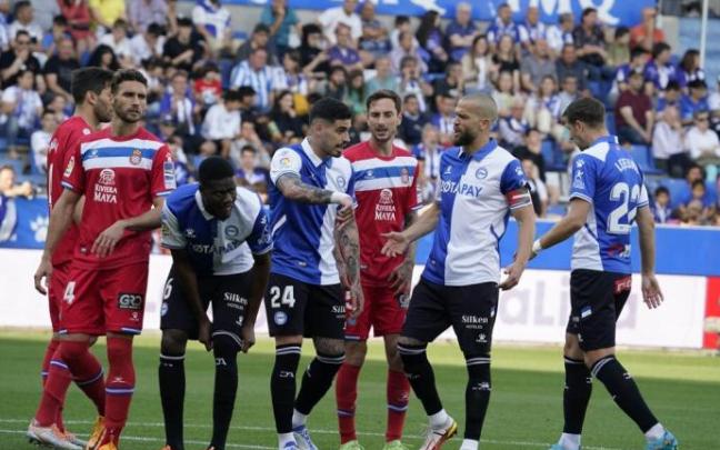 Loum se sube las medias antes de un córner