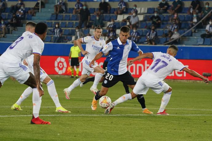 Pere Pons intenta sortear la oposición de la zaga madridista