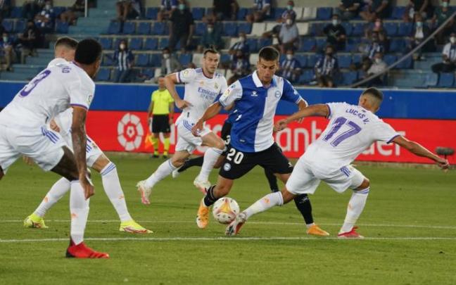 Pere Pons intenta sortear la oposición de la zaga madridista