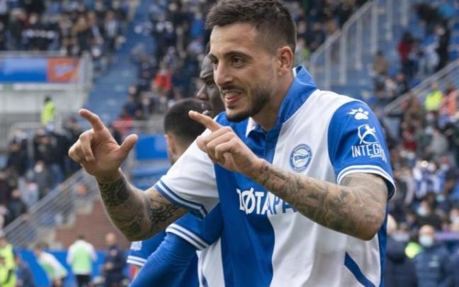 Joselu celebra su gol de ayer frente al Valencia.