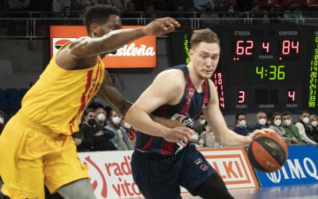 Raieste, muy discreto, trata de anotar ante la defensa de Hayes.