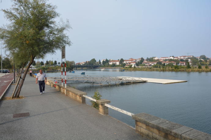 Pantalán que emplea Santiagotarrak, junto al bidegorri.