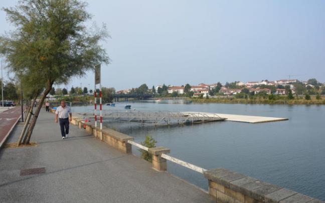 Pantalán que emplea Santiagotarrak, junto al bidegorri.