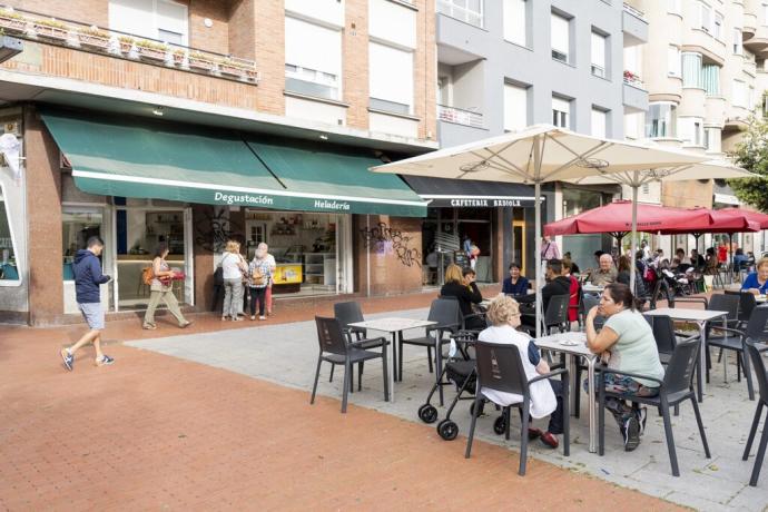 Terraza de la heladería Badiola en Parque del Norte en Vitoria.