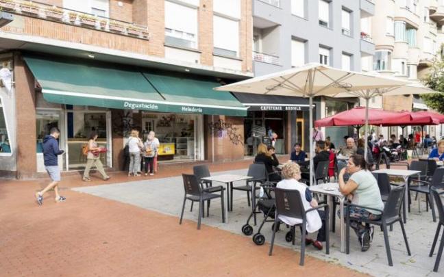 Terraza de la heladería Badiola en Parque del Norte en Vitoria.