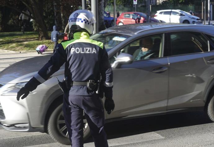 Agente de la Policía Local regulando el tráfico.