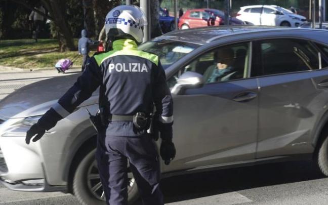 Agente de la Policía Local regulando el tráfico.