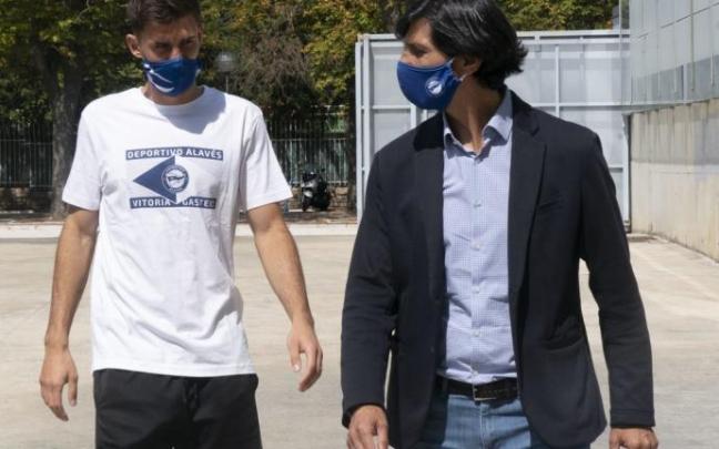 Sergio Fernández acompaña a Matt Miazga a su presentación como nuevo jugador albiazul.