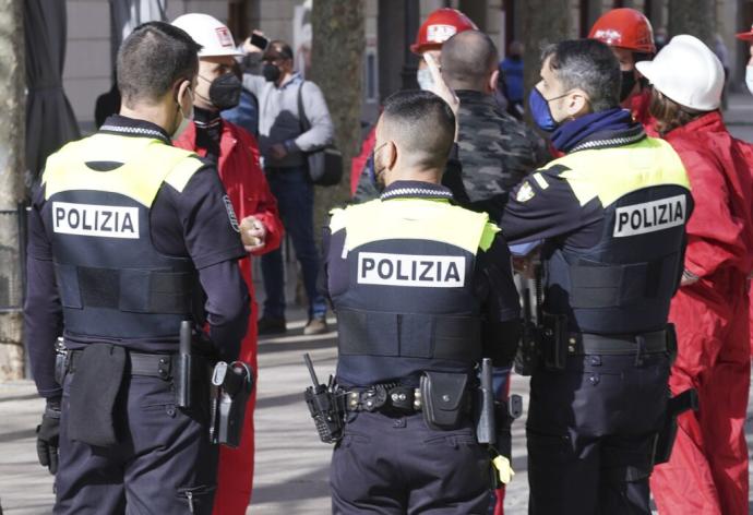 Varios agentes de la Policía Local en el centro de Vitoria.