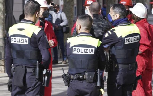 Varios agentes de la Policía Local en el centro de Vitoria.