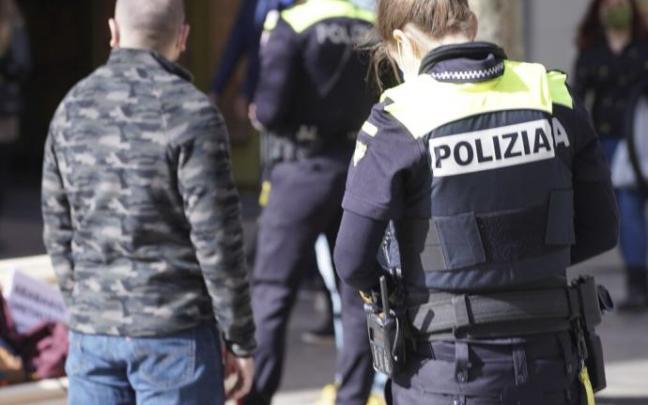 Una agente de la Policía Local de Vitoria.