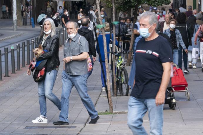 Personas andando por la calle con mascarilla para evitar contagios de coronavirus covid 19.