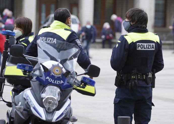 Agentes de la Policía Local en el centro de Vitoria.