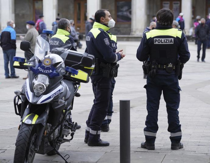 Varios agentes de la Policía Local en la Plaza España de Vitoria.