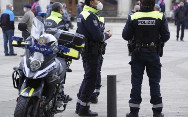 Varios agentes de la Policía Local en la Plaza España de Vitoria.
