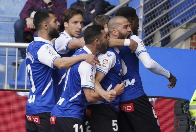 El Alavés celebra su primer gol frente al Valencia.