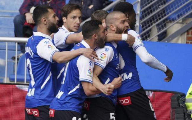 El Alavés celebra su primer gol frente al Valencia.