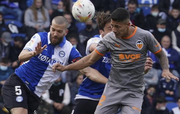 Laguardia despeja un balón en presencia de Marcos André