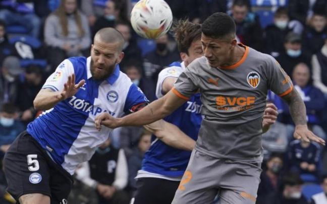 Laguardia despeja un balón en presencia de Marcos André
