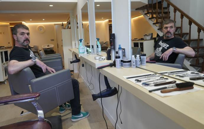 Carlos Beldarrain posa en su peluquería de la calle Enrique de Eguren, 11, de la capital alavesa.