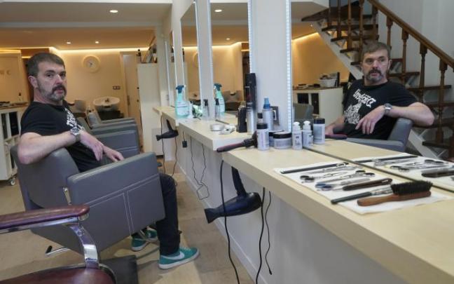 Carlos Beldarrain posa en su peluquería de la calle Enrique de Eguren, 11, de la capital alavesa. Carlos Beldarrain posa en su peluquería de la calle Enrique de Eguren, 11, de la capital alavesa.