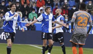 Nahuel Tenaglia, en el centro, con el Deportivo Alavés.