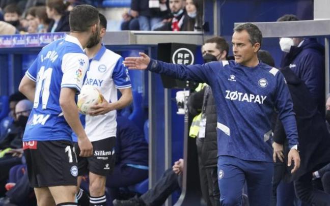 Morga da instrucciones desde la banda