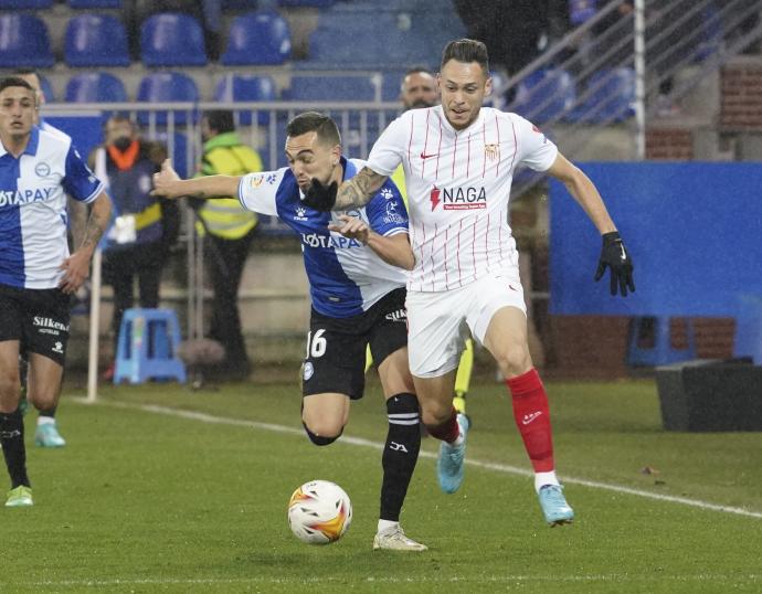 Gonzalo Escalante disputa un balón con Ocampos durante el último choque entre el Alavés y el Sevilla en Mendizorroza.