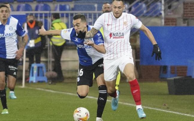 Gonzalo Escalante disputa un balón con Ocampos durante el último choque entre el Alavés y el Sevilla en Mendizorroza.