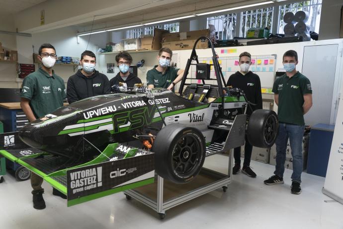 Los estudiantes posan junto con el vehículo llamado a quemar kilómetros de asfalto en las carreras. Su ingenio y pericia han logrado conformar un bólido que reúne bajo su carenado una ingeniería de primera que tendrá que derrotar a sus competidores.Foto: