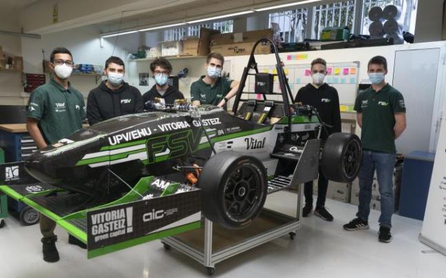 Los estudiantes posan junto con el vehículo llamado a quemar kilómetros de asfalto en las carreras. Su ingenio y pericia han logrado conformar un bólido que reúne bajo su carenado una ingeniería de primera que tendrá que derrotar a sus competidores.Foto:
