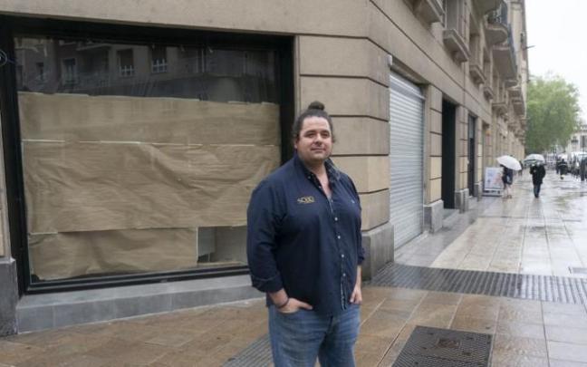 Aitor Jiménez posa junto a su nuevo establecimiento. Aitor Jiménez posa junto a su nuevo establecimiento.