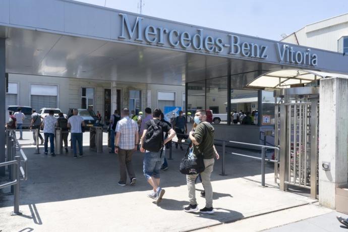 Trabajadores de Mercedes acceden al recinto fabril.
