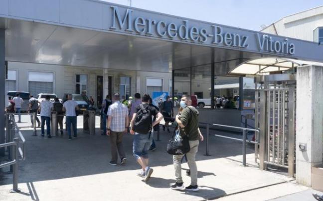 Trabajadores de Mercedes acceden al recinto fabril.