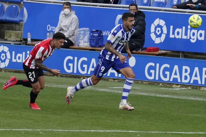 Ander Capa persigue a Joselu en un duelo en Mendizorroza